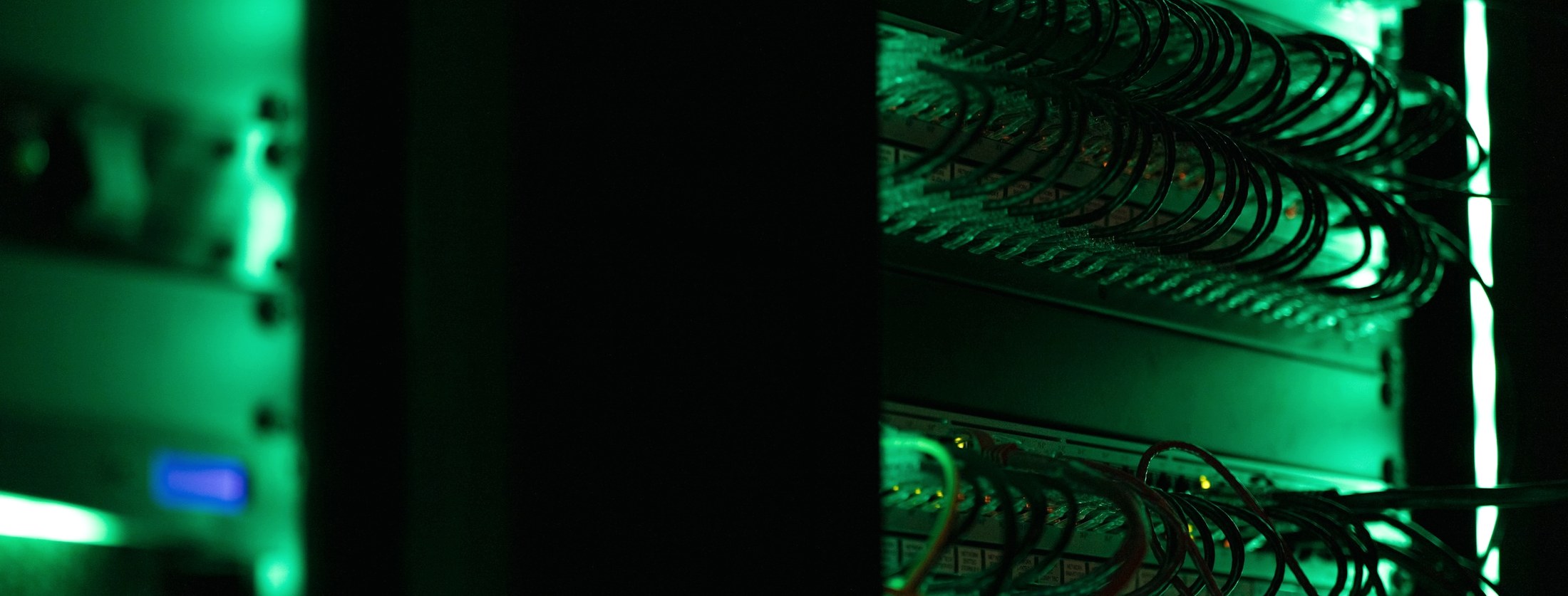 Active data centre server racks